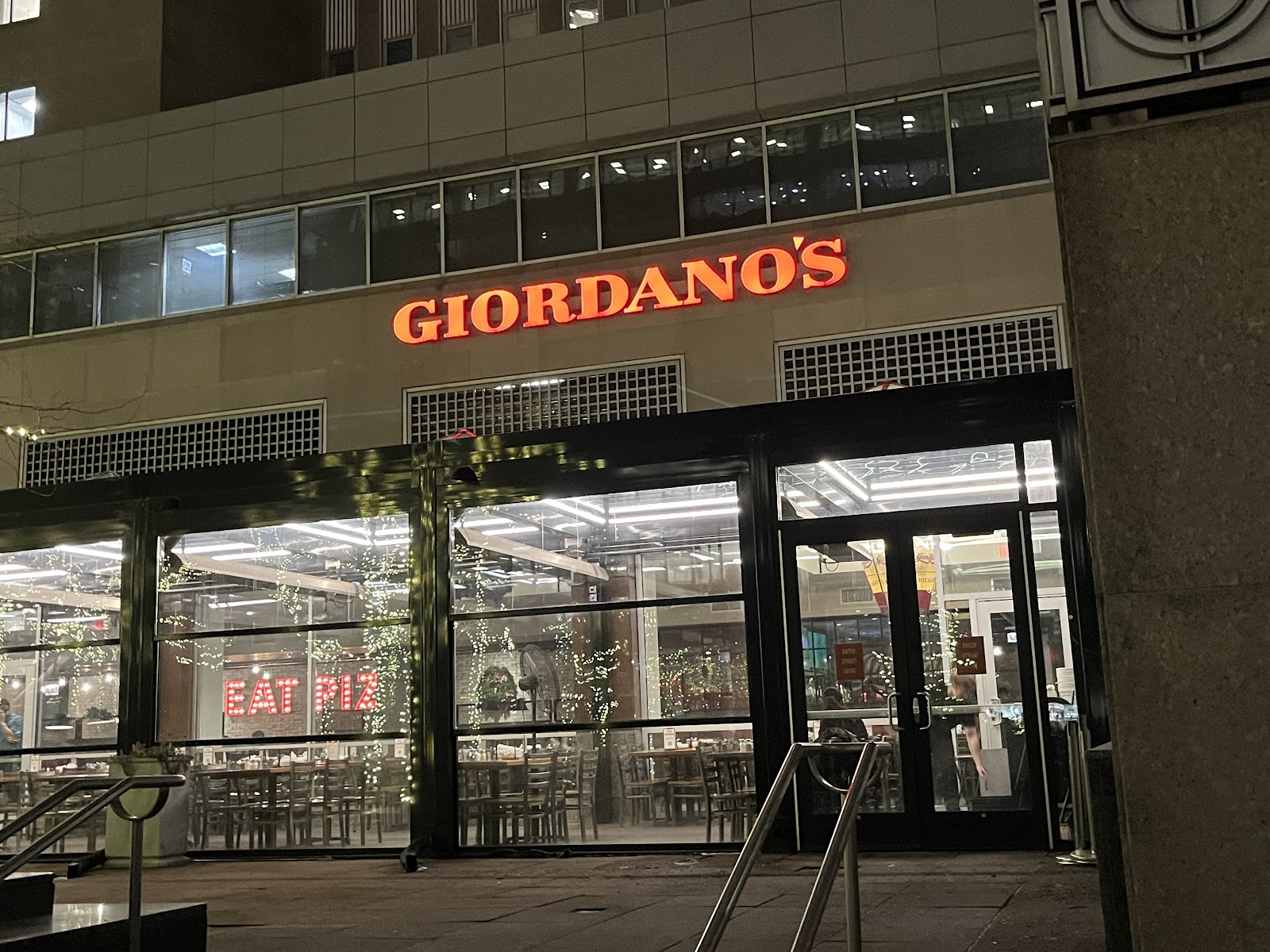 Chicago Riverwalk: Fire, Gangsters & Deep Dish