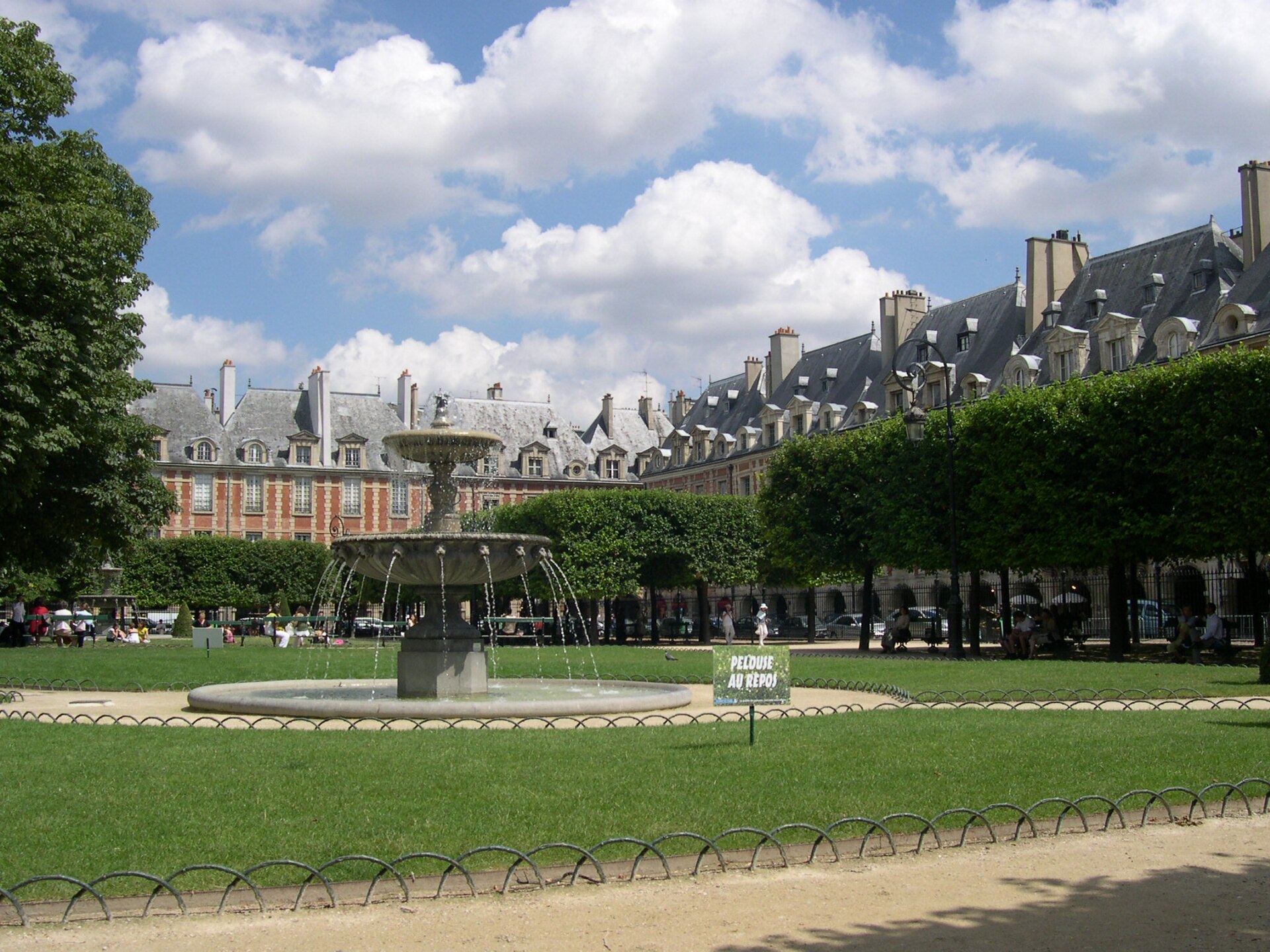 Le Marais: Mansions, Masterpieces & the Best Falafel in Europe