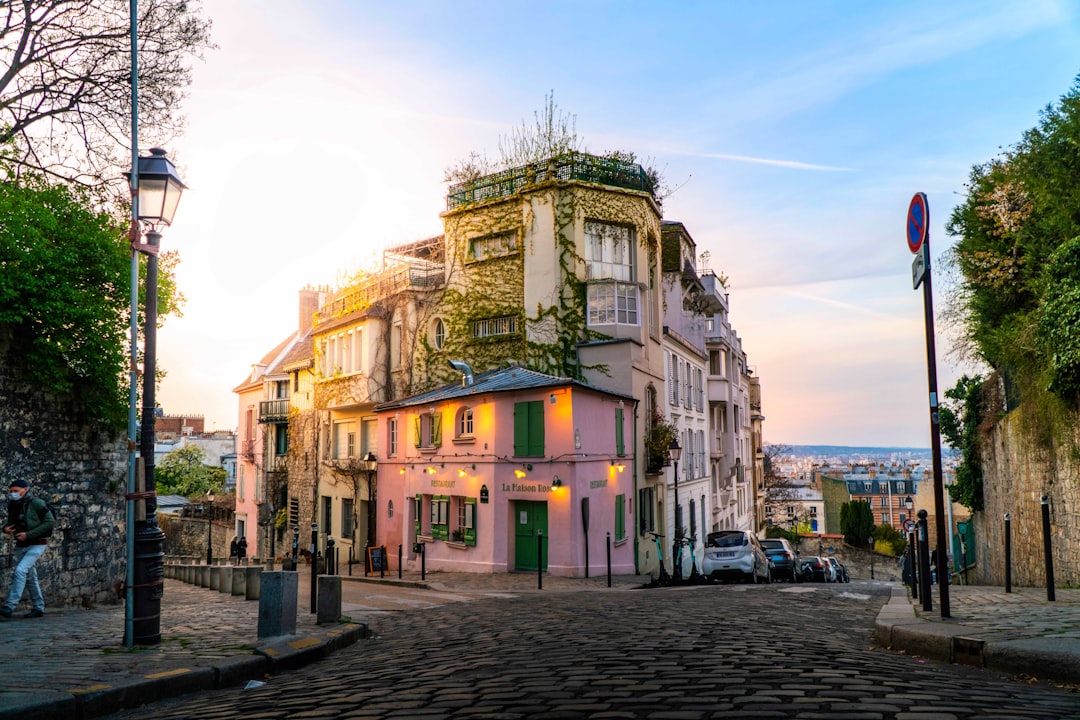 Montmartre: Geniuses, Gluttons & Goats